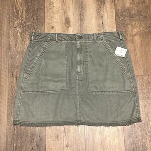 NWT American Eagle 🦅 distressed khaki Green, fringe hem skirt, Size 16, So Cute
